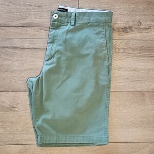 Lightly Worn - BANANA REPUBLIC - Green Mens Shorts - Side Pockets - Size 33
